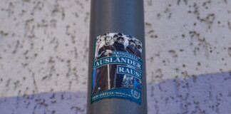 Aufkleber aus der rechtsextremistischen Szene kleben in Spremberg in der brandenburgischen Lausitz an Laternenmasten. 