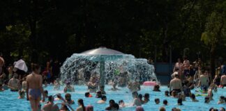 Viele Menschen suchen Abkühlung im Freibad. (Archivbild) 