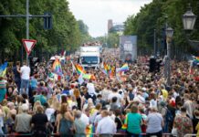 Rund 100.000 Teilnehmer ziehen feiernd durch die Straßen. 