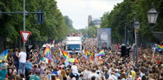 Rund 100.000 Teilnehmer ziehen feiernd durch die Straßen. 