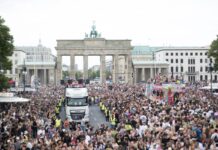 Teilnehmer tanzen während der Techno-Parade «Rave The Planet» 2024 vor dem Brandenburger Tor. (Archivbild) 