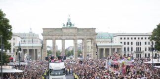 Teilnehmer tanzen während der Techno-Parade «Rave The Planet» 2024 vor dem Brandenburger Tor. (Archivbild) 