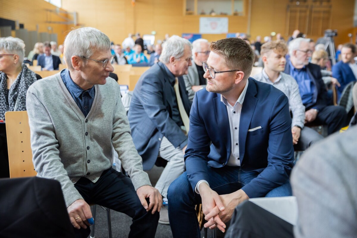 Landesparteitag der AfD-Brandenburg Brandenburgs AfD-Fraktionschef Hans-Christoph Berndt und der Landesvorsitzende René Springer fordern die Veröffentlichung des Vermerks zur Einstufung der Partei als rechtsextrem (Archivbild).