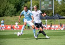 Der Unioner Marin Ljubicic (l) kam nicht an Schweinfurts Thomas Meißner vorbei.