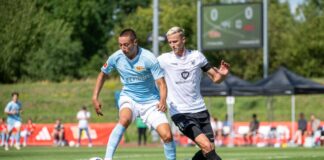 Der Unioner Marin Ljubicic (l) kam nicht an Schweinfurts Thomas Meißner vorbei.