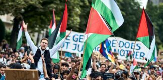 Die Polizei löst die Demonstration vorzeitig auf, später gibt es Kritik der Veranstalter. (Archivbild)
