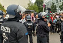Die Polizei ist bei einer Demonstration gegen die Politik Israels am Checkpoint Charlie im Einsatz. 