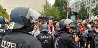 Die Polizei ist bei einer Demonstration gegen die Politik Israels am Checkpoint Charlie im Einsatz. 