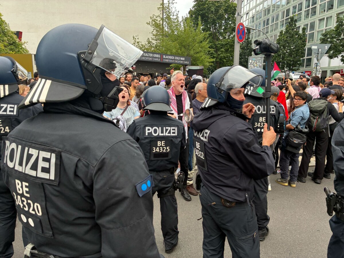 Propalästinensische Demonstration in Berlin Die Polizei ist bei einer Demonstration gegen die Politik Israels am Checkpoint Charlie im Einsatz.