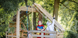 Abenteuer im Baumhaus: Sommerfreizeiten fördern Kreativität und Zusammenhalt in der Natur. Bild: IMAGO / Westend61