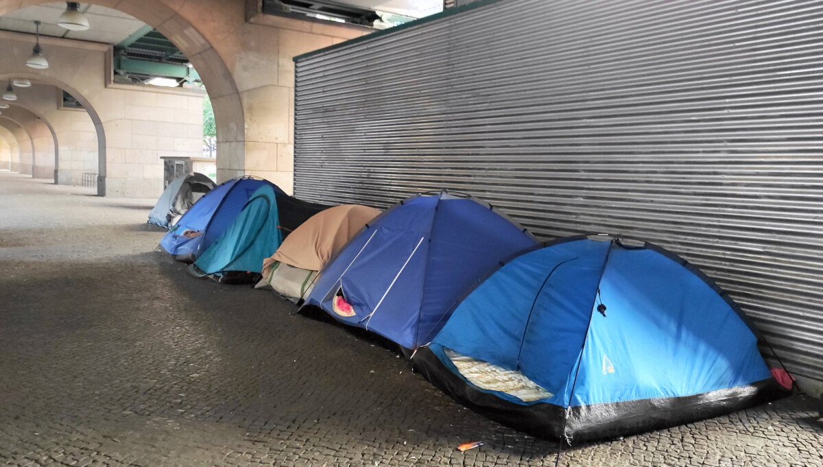 Eine sogenannte Berliner Platte: Eine Gruppe von obdachlosen Menschen, die sich einen Schlafplatz teilen Bild: Imago / Sabine Gudath Eine sogenannte Berliner Platte: Eine Gruppe von obdachlosen Menschen, die sich einen Schlafplatz teilen Bild: Imago / Sabine Gudath