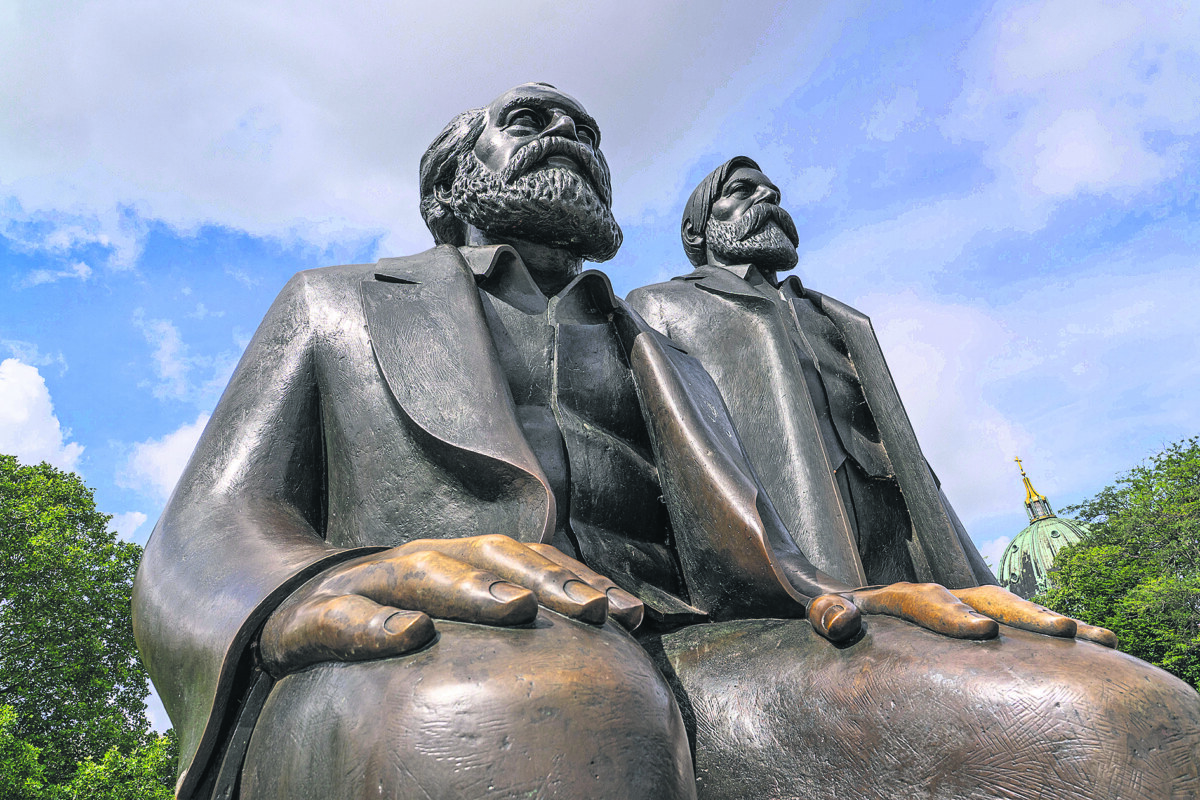Karl Marx (li.) und Friedrich Engels blicken bald auf einen mit Bürgerbeteiligung frisch gestalteten Park. Bild: IMAGO / Hohlfeld