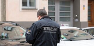 Für eine gründliche Kontrolle von Parkverstößen braucht es ausreichend Mitarbeiter in den Ordnungsämtern. (Archivfoto)