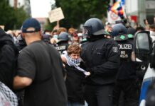 Die Polizei löst eine propalästinensische Demo am Checkpoint Charlie auf - ein begehrtes Touristenziel in Berlin.