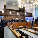 Die Prozessbeteiligten im Gerichtssaal 700 des Kriminalgerichts Moabit. 
