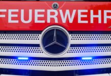 Das Feuerwehrauto ist von der Straße abgekommen und umgekippt. (Symbolbild)