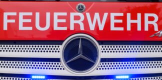 Das Feuerwehrauto ist von der Straße abgekommen und umgekippt. (Symbolbild)