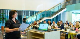 Die Spremberger Bürgermeisterin hat sich nach ihrem Brandbrief zum Rechtsextremismus gegen den Vorwurf verteidigt, sie schade vor allem dem Image der Stadt. 