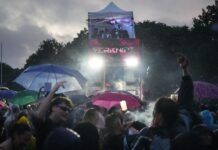 Sanitätsdienst und Feuerwehr mussten mehreren Teilnehmern der Techno-Parade «Rave the Planet» behandeln.