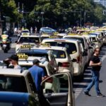 Allein in Berlin demonstrierten Hunderte Taxi-Fahrer für Mindestpreise für die Konkurrenz von Uber und Co. 