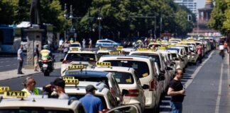 Allein in Berlin demonstrierten Hunderte Taxi-Fahrer für Mindestpreise für die Konkurrenz von Uber und Co. 