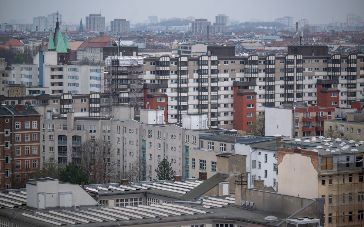 Wohnhäuser in Berlin Bei den meisten landeseigenen Wohnungsgesellschaften steigen die Mieten. (Archivbild)