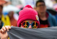 Beim Christopher Street Day sind Menschen in Bernau für Vielfalt und Toleranz auf die Straße gegangen - trotz Dauerregens.
