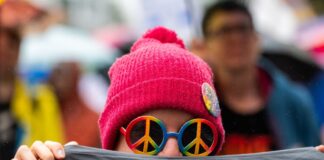 Beim Christopher Street Day sind Menschen in Bernau für Vielfalt und Toleranz auf die Straße gegangen - trotz Dauerregens.