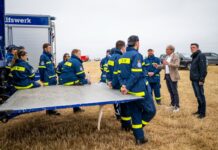 Neben Feuerwehren, sind auch das Technische Hilfswerk (THW) und andere Einsatzkräfte bei den Waldbränden in Thüringen und Sachsen vor Ort.