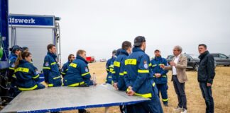 Neben Feuerwehren, sind auch das Technische Hilfswerk (THW) und andere Einsatzkräfte bei den Waldbränden in Thüringen und Sachsen vor Ort.