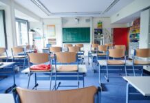 In Berlins Schulen werden nicht automatisch ab einer bestimmten Temperatur die Stühle hochgestellt und hitzefrei gegeben. (Symbolbild)
