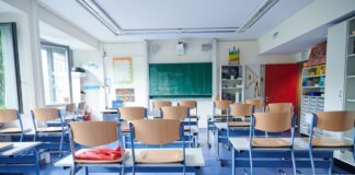 In Berlins Schulen werden nicht automatisch ab einer bestimmten Temperatur die Stühle hochgestellt und hitzefrei gegeben. (Symbolbild)