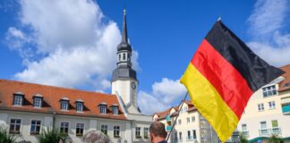 Einige Spremberger fordern die Bürgermeisterin wegen ihrer Kritik am wachsenden Rechtsextremismus zum Rücktritt auf.
