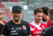 Claus-Dieter Wollitz (l) feierte unter der Woche seinen 60. Geburtstag