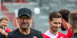 Claus-Dieter Wollitz (l) feierte unter der Woche seinen 60. Geburtstag
