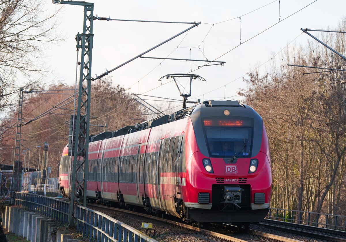 Regionalzug Brandenburgs Verkehrsminister Detlef Tabbert (BSW) hofft auf eine baldige Lösung von Bund und Ländern für das Deutschlandticket (Archivbild).