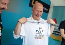 Berlins Regierender Bürgermeister Kai Wegner (CDU) hat beim lesbisch-schwulen Stadtfest ein T-Shirt geschenkt bekommen. 