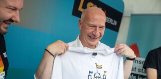 Berlins Regierender Bürgermeister Kai Wegner (CDU) hat beim lesbisch-schwulen Stadtfest ein T-Shirt geschenkt bekommen. 