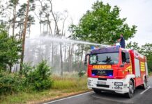 In einigen Gebieten können die Einsatzkräfte wegen Munitionsresten im Boden nur vom Fahrzeug aus löschen. 
