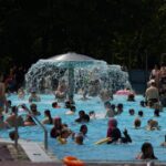 Das Sommerbad Kreuzberg ist gut besucht bei hochsommerlichen Temperaturen. (Archivbild) 