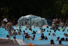 Das Sommerbad Kreuzberg ist gut besucht bei hochsommerlichen Temperaturen. (Archivbild) 