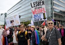 «Lesben gegen Weidel» steht auf einem Plakat beim CSD in Berlin.