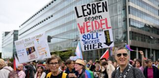 «Lesben gegen Weidel» steht auf einem Plakat beim CSD in Berlin.