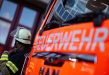 Die Feuerwehr sperrte den Bereich und sicherte den Balkon. (Symbolbild)