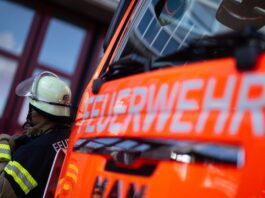 Die Feuerwehr sperrte den Bereich und sicherte den Balkon. (Symbolbild)