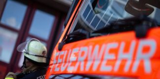 Die Feuerwehr sperrte den Bereich und sicherte den Balkon. (Symbolbild)