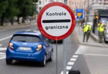 Polnische Grenzschützer stehen auf der polnischen Seite hinter der Stadtbrücke von Görlitz: Polen will einem Bericht zufolge die Grenzkontrollen verlängern. (Archivbild)