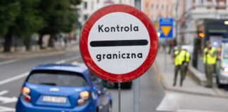 Polnische Grenzschützer stehen auf der polnischen Seite hinter der Stadtbrücke von Görlitz: Polen will einem Bericht zufolge die Grenzkontrollen verlängern. (Archivbild)