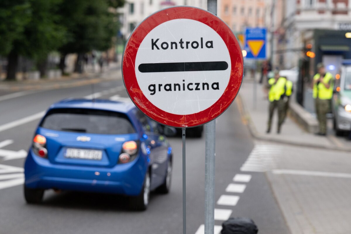 Kontrollen an der deutsch-polnischen Grenze - Zgorzelec Polnische Grenzschützer stehen auf der polnischen Seite hinter der Stadtbrücke von Görlitz: Polen will einem Bericht zufolge die Grenzkontrollen verlängern. (Archivbild)