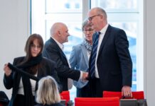 Brandenburgs Ministerpräsident Dietmar Woidke (SPD) und Finanzminister Robert Crumbach (BSW) bereiten mit den Kommunen die Umsetzung des Sondervermögens für Infrastruktur vor. (Archivbild)